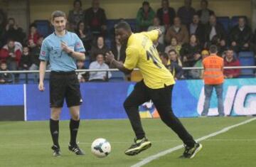 El velocista estadounidense, Justin Gatlin, campeón olímpico de 100 metros en Atenas 2004, con la camiseta del Villarreal, tras realizar el saque de honor previo al encuentro Villarreal-Elche, que se disputa en el campo de El Madrigal.