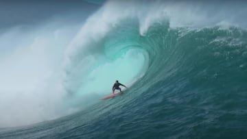 Un surfista surfea una ola gigante en Outer Reef, Hawái, durante el Black Friday 2023.