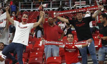 Aficionados en el Puskas Arena.