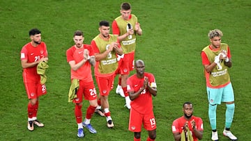 Doha (Qatar), 01/12/2022.- Players of Canada applaud fans after the FIFA World Cup 2022 group F soccer match between Canada and Morocco at Al Thumama Stadium in Doha, Qatar, 01 December 2022. (Mundial de Fútbol, Marruecos, Catar) EFE/EPA/Noushad Thekkayil
