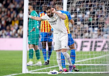 Benzema se lamenta por una ocasión perdida.