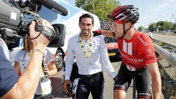 Alberto Contador saluda a Nicolas Roche antes de la quinta etapa del Tour de Francia.