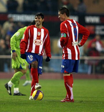 El argentino llegó con 19 años al Atleti y en su primer año coincidió con Fernando Torres, que era el referente de aquel equipo.