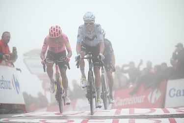 Enric Mas, Carapaz y Roglic cruzaron juntos la línea de meta.