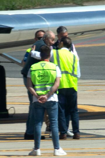 Pedro Campos recibe al Emérito a su llegada al Aeropuerto Internacional de Vigo-Peinador.