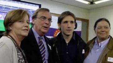 <b>BIEN ACOMPAÑADO. </b>Joan Verdú, ayer en la inauguración de su peña junto a sus padres (a su derecha) y Nuria Ariquistain, la presidenta.