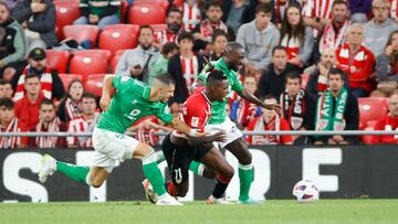 BILBAO, 27/08/2023.- El centrocampista del Athletic Nico Willimas (c) trata de escapar entre dos defensas del Betis, durante el partido de LaLiga que disputan este domingo Athletic Club y Real Betis en el estadio de San Mamés, en Bilbao. EFE/Luis Tejido
