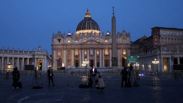 Members of the media stand outside St Peter's Square, following the death of Pope Francis, in Rome, Italy April 22, 2025. REUTERS/Kai Pfaffenbach REFILE - CORRECTING LOCATION FROM "VATICAN CITY" TO "ROME, ITALY".