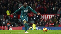 Sol Bamba, jugador del Middlesbrough, lanza un penalti contra el Manchester United en FA Cup.