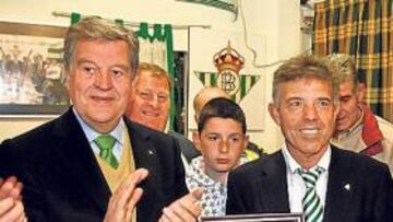 José León aplaude en presencia de Valentín y Alicia Pérez.