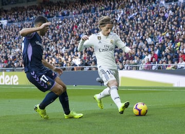 El jugador del Real Madrid Luka Modric intenta controlar el balón ante el jugador del Valladolid Javi Moyano. 