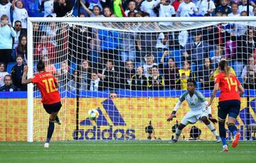 Jenni Hermoso scores from the penalty spot against South Africa