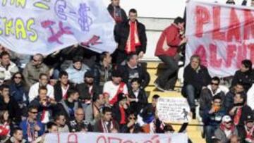 Pancartas contra los días del club.