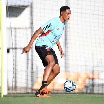 Entrenamiento de la Selección Colombia en el Complejo Deportivo del Valencia.