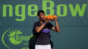 Daniel Rinc&oacute;n posa con el trofeo de campe&oacute;n del Orange Bowl.