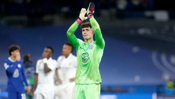 Kepa saluda a los aficionados del Chelsea que viajaron al Bernabéu para el partido de ida de cuartos de final de la Champions en abril de 2023.