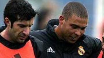 <b>LAS ESTRELLAS CON LOS NIÑOS</b> Ronaldo, Roberto Carlos y Figo, componentes del equipo 'Os Tornados', creado por su marca patrocinadora, impartirán un "clinic" a los niños que asistan el próximo viernes.