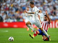 The winger says young Argentine players often “disappear” under Diego Simeone at Atlético Madrid but shine with the national team.