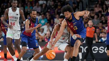Jabari Parker ante el base estadounidense del Baskonia Markus Howard durante el Barcelona - Baskonia.