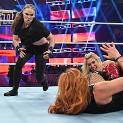 Rousey ataca a Lynch y fuerza la triple amenaza en WrestleMania