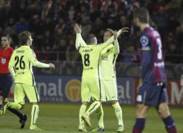 El centrocampista del FC Barcelona, Andrés Iniesta, celebra su gol, segundo del equipo, con su compañero Ivan Rakitic (2d), durante el encuentro correspondiente a la ida de los dieciseisavos de final de la Copa del Rey que Huesca y FC Barcelona disputan esta noche en el estadio de El Alcoraz, en Huesca. 