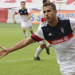 Doblete de Igor Angulo al líder en los playoffs de Polonia