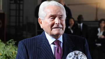 El exdelantero del Juventus Giampiero Boniperti posa durante la ceremonia de entrega de premios del Sal&oacute;n de la Fama 2012.