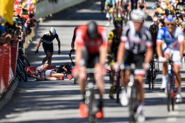 Cavendish cae contra las vallas tras un codazo de Peter Sagan, y John Degenkolb y Ben Swift tropezaron con el ingl¨¦s, en el esprint por la victoria en Vittel.