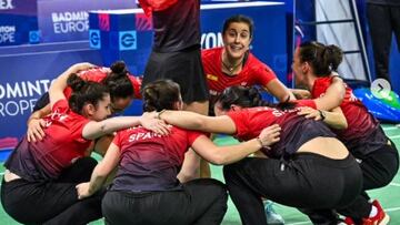 La Selección femenina de bádminton celebra su triunfo en Lodz.