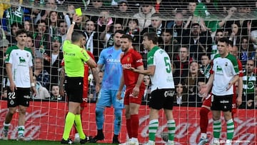 Pérez Hernández le muestra una amarilla a Calero.