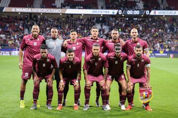 Contra Venezuela, México se ha medido en 13 ocasiones. Con un saldo de 10 victorias y tres empates. El combinado mexicano le ha metido 30 goles y solamente ha recibido 10 anotaciones. El último juego entre ellos fue en el amistoso que se llevó a cabo en Estados Unidos con resultado de 3-1.