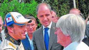 <b>VITAL PARA VALENCIA. </b>Alonso, en el circuito urbano el pasado año, se saluda con Ecclestone.