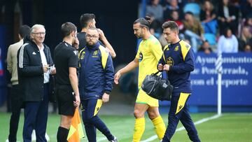 Pablo Martínez abanado el campo tras su expulsión ante la Ponferradina.