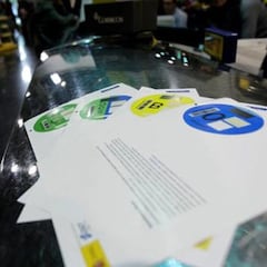 Nuevas etiquetas de la DGT en julio: ¿qué se sabe y qué no de las pegatinas para el coche?