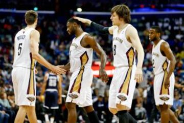 Tyreke Evans es felicitado por sus compañeros.