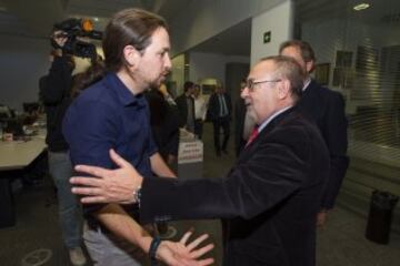 Pablo Iglesias saludando a el director de AS Alfredo Relaño.

