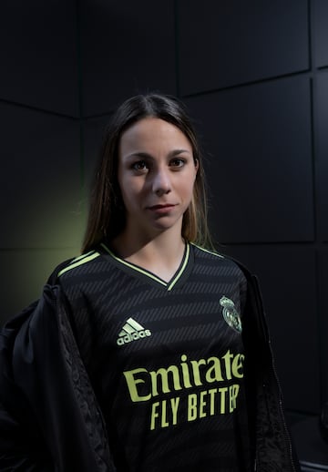 El Real Madrid junto a la marca deportiva han presentado la tercera equipación para la temporada 22/23. La camiseta está inspirada en la magia del Bernabéu.  El uniforme cuenta con tecnología HEAT.RDY para mantener a los jugadores frescos y secos, fabricado con materiales 100 % reciclados.