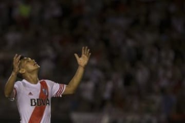 El jugador de River Plate Teófilo Gutiérrez se lamenta tras una opción de gol en el partido de ida de la final de la Recopa Sudamericana, 