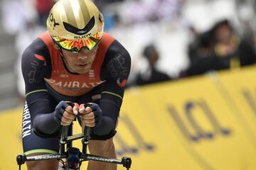 Yukiya Arashiro cruza la línea de meta del estadio Orange Vélodrome durante la contrarreloj del Tour de Francia 2017.