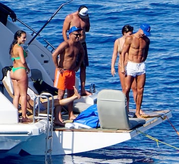 Cristiano Ronaldo y Georgina Rodríguez disfrutan de sus vacaciones en aguas de Mallorca con sus cinco hijos. Tienen alquilada una villa en Bunyola. Llevan una vida tranquila entre piscina, niños y visitas a los mejores restaurantes de la zona. Y de vez en cuando salen al mar en su yate. Estos días han disfrutado de una excursión a Ibiza.