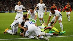 Soccer Football - Portugal v Chile - FIFA Confederations Cup Russia 2017 - Semi Final - Kazan Arena, Kazan, Russia - June 28, 2017   Chile&rsquo;s Claudio Bravo celebrates with team mates after winning the penalty shootout   REUTERS/Darren Staples