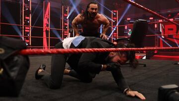 Drew McIntyre ataca a Seth Rollins durante Raw.