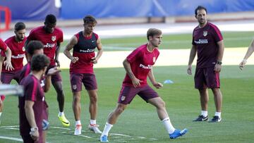 Diogo Jota y Óliver se entrenaron con el resto de la plantilla.