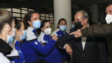 Antonio Couceiro, nuevo presidente blanquiazul, present&aacute;ndose a las jugadoras del Deportivo Abanca.