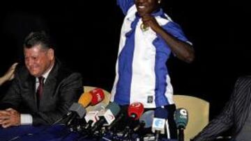 <b>PUESTA DE LARGO. </b>Royston Drenthe, ayer, en su presentación.