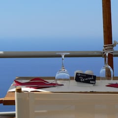 Un restaurante cobra 510 euros a unos clientes por no cancelar una reserva