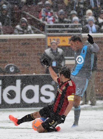 El Atlanta gana la pelea de bolas de nieve ante el Minnesota