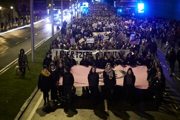 Cientos de personas durante una manifestación convocada por el Movimiento Feminista de Euskal Herria, por el 8M, Día Internacional de la Mujer, desde el Parque de Antoniutti.