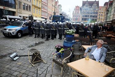 La policía polaca vigila las calles de Breslavia, donde se concentran las aficiones del Betis y del Chelsea, a pocas horas del inicio de la final.