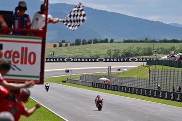 El piloto turinés cruza la línea de meta en primer lugar del Autódromo Internacional del Mugello.
